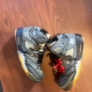 Off-white X Jordan 5 Muslin Gray and Black Sneakers. Red & black laces